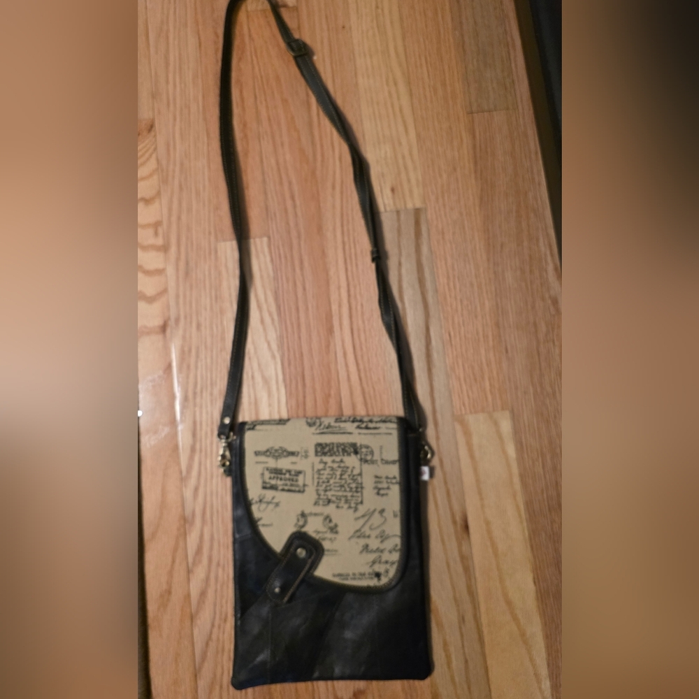 Chic Black and Cream Crossbody Bag with Modern Design